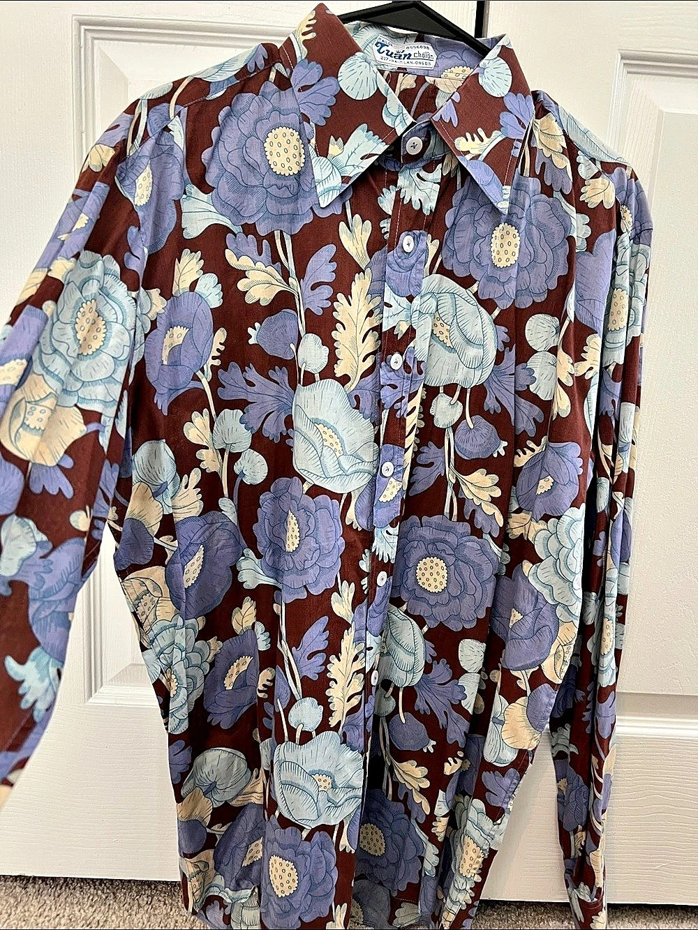 Gorgeous Vintage men’s shirt. Beautiful floral design.